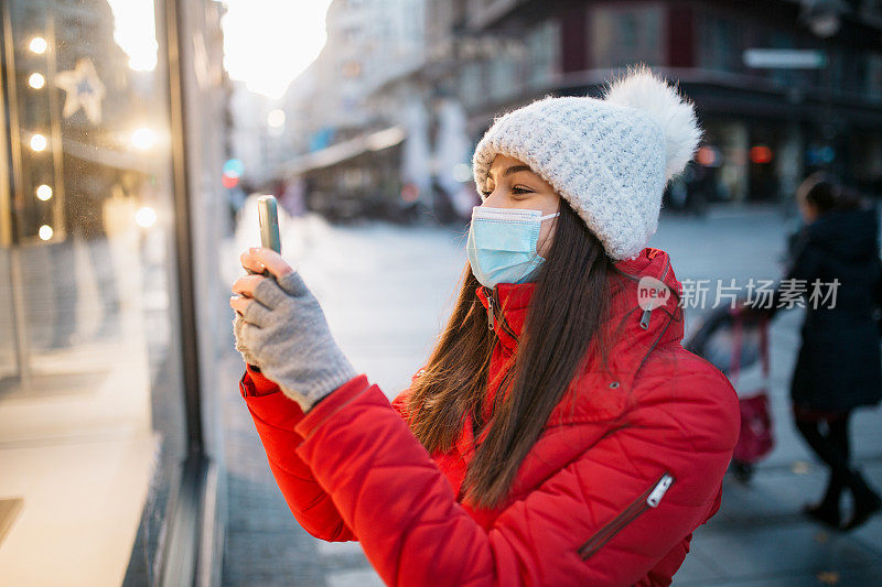 一个年轻白人女人购物的侧视图