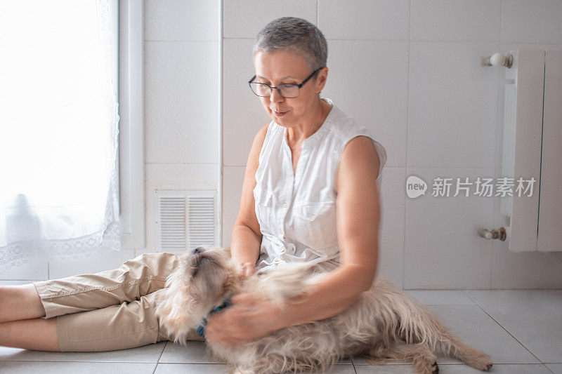 女人抚摸着她的宠物