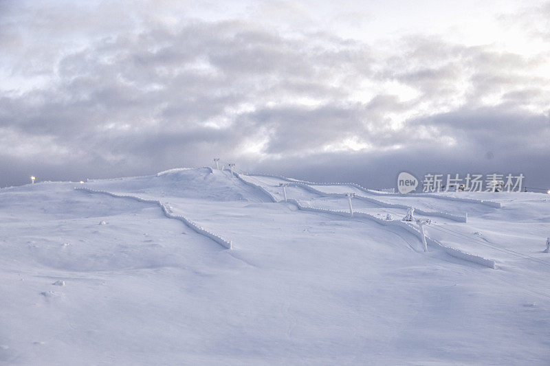 芬兰拉普兰冬季雪山的日出景色