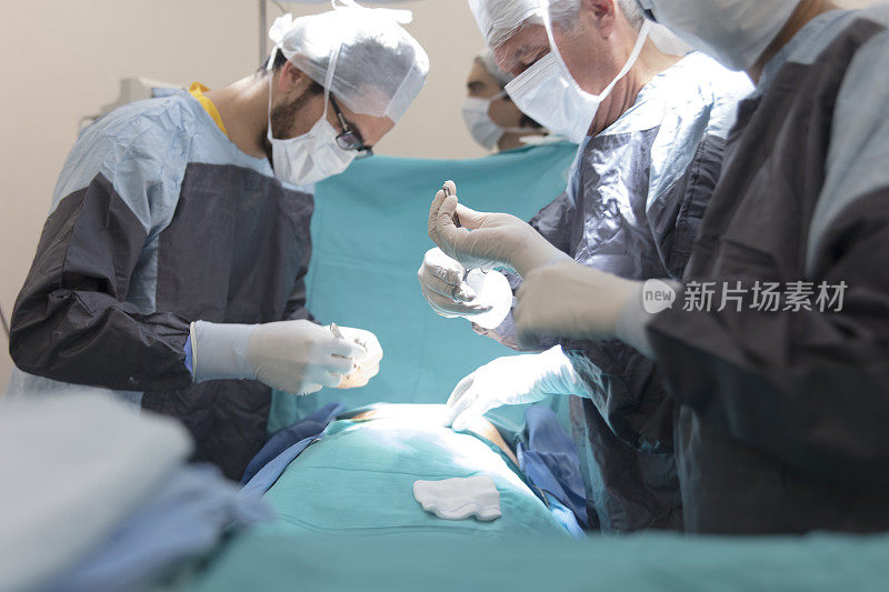 手术团队在手术室为病人做手术