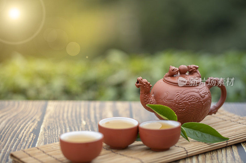 月光下在茶园旁品茗着中国茶壶和茶杯富有禅意