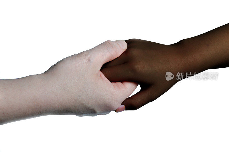 年轻的黑皮肤混血女孩的手，握住年长的白皮肤女人的手。在白色背景下隔离