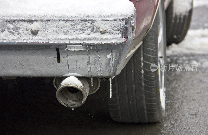 汽车轮胎在被雪覆盖的冬季道路上行驶