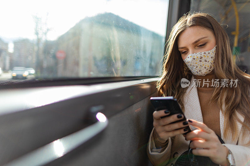 新冠肺炎疫情期间，年轻女性在乘坐公共交通工具时使用手机