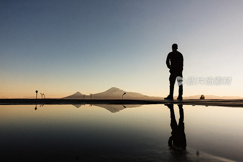 年轻男子在埃里温市和阿拉拉特山的背景日落在亚美尼亚