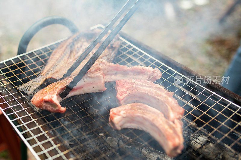 关闭烤肉架上的肉和鱼