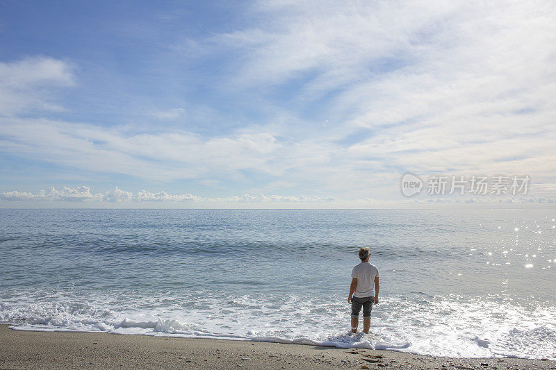 日出时分，人们沿着海边散步