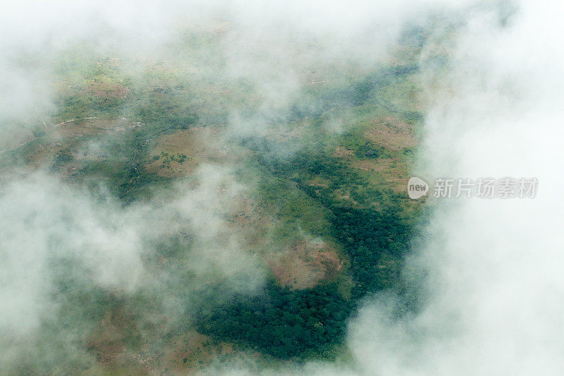 通过云层俯瞰委内瑞拉的ladscape