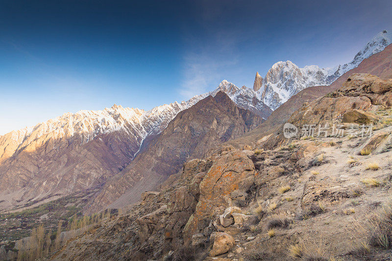 近巴基斯坦雪山在巴基斯坦北部自然全景