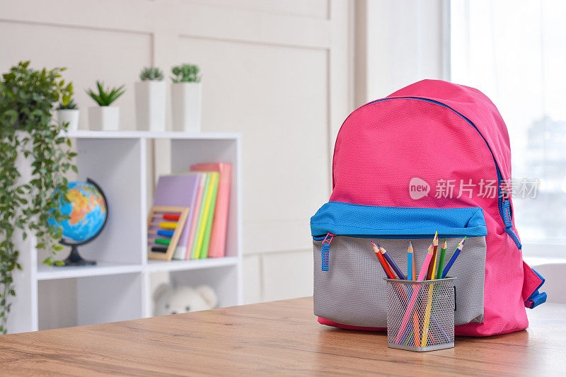 背包，学校用品的背景教室。回到学校和幼儿园。开学了。