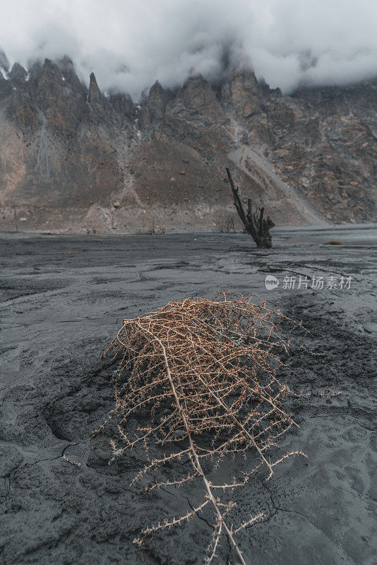 巴基斯坦北部山区干涸河流的风景