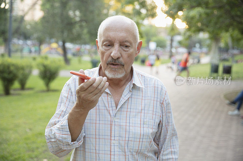 老男人在公园玩得很开心，还在打电话