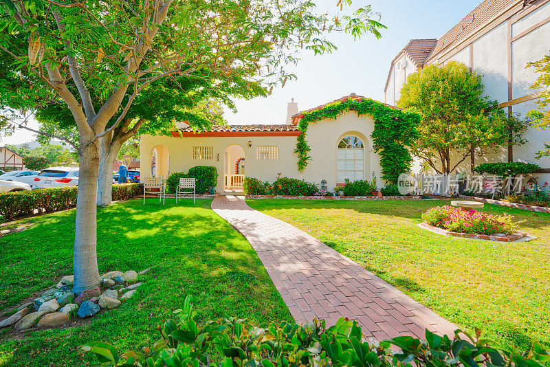 房子和美丽的景观前院，阳光明媚的一天在Solvang，圣巴巴拉县，加利福尼亚州。