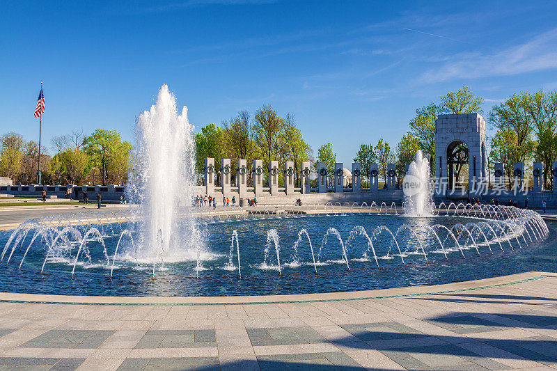 美国华盛顿特区，二战纪念碑，蓝色的天空。