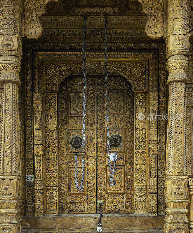 精美雕刻的木制大门进入佛教寺院。劫,印度。