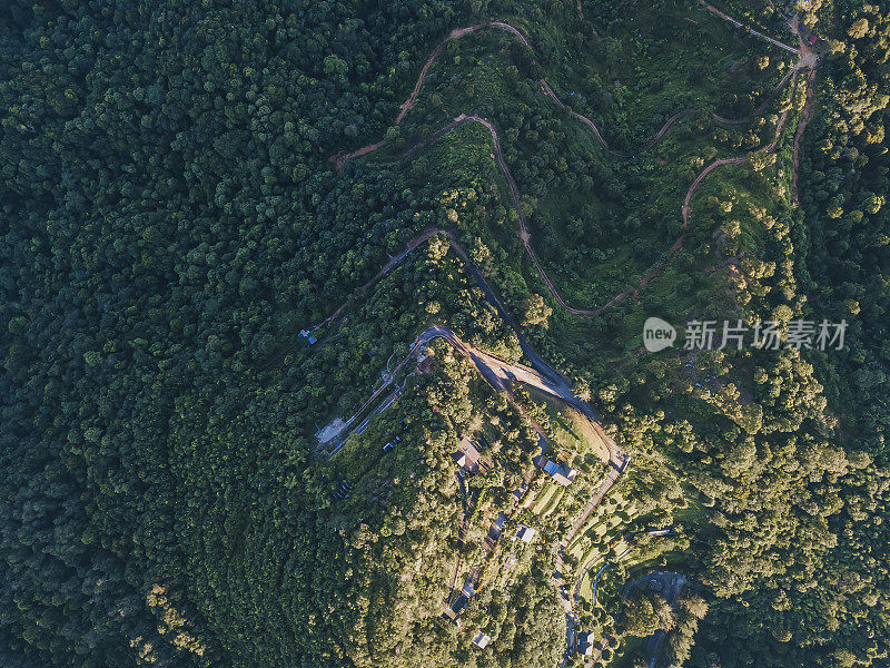 无人机拍摄的是吉隆坡山区蜿蜒的山路和阳光下的乡村景色