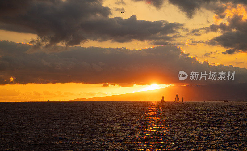 日落时夏威夷瓦胡岛的帆船