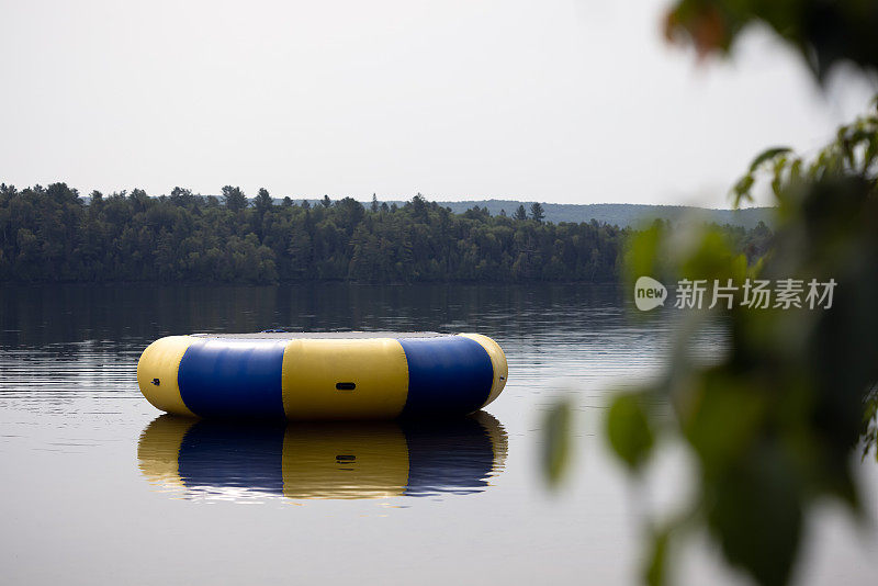 夏季水上浮动蹦床