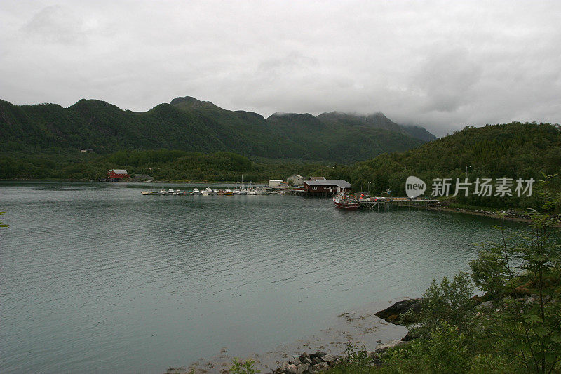 挪威峡湾港口渔村渔船