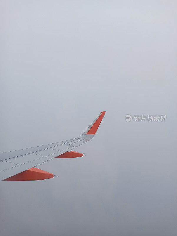 飞机在雾中飞行