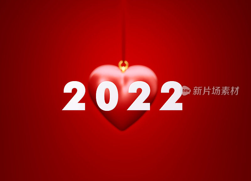 2022年，在红色背景上的红心形状上阅读