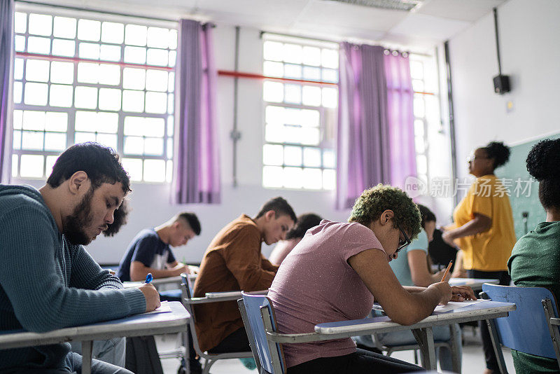 十几岁的学生在教室里做测试