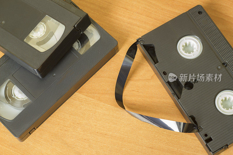 桌上放着几盘VHS录像带