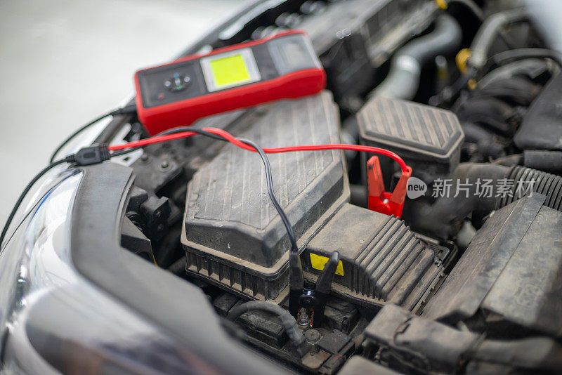 汽车电池测量。测试汽车蓄电池的数字测量装置