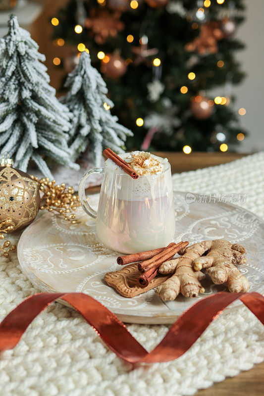 圣诞热可可白巧克力印度拿铁肉桂在节日的餐桌上