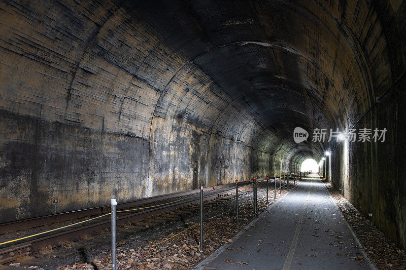 自行车道穿过一条旧铁路隧道