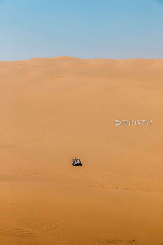 风景4X4汽车驾驶沙丘沿纳米比亚海岸