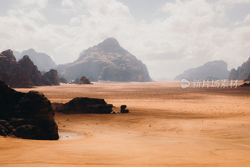 欣赏火星瓦迪拉姆沙漠的风景