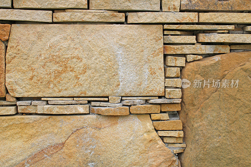 用褐色的岩石拼凑成一堵烟囱墙