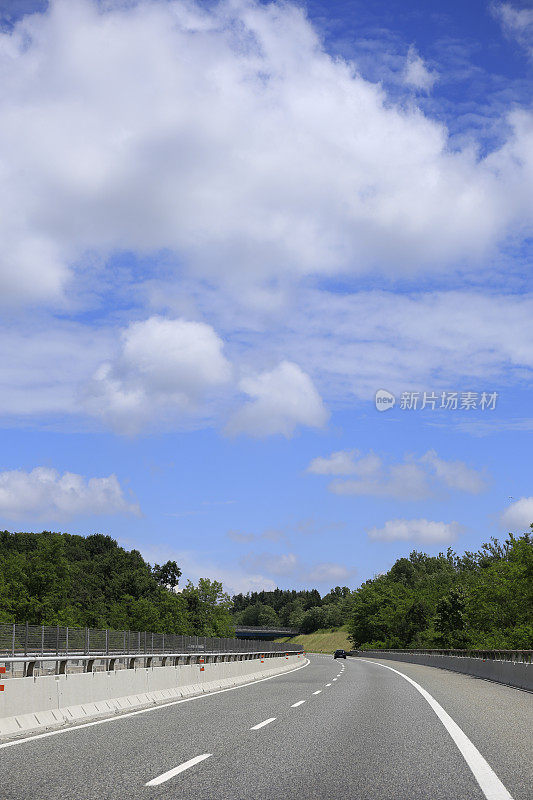 没有交通的高速公路，多云的天空