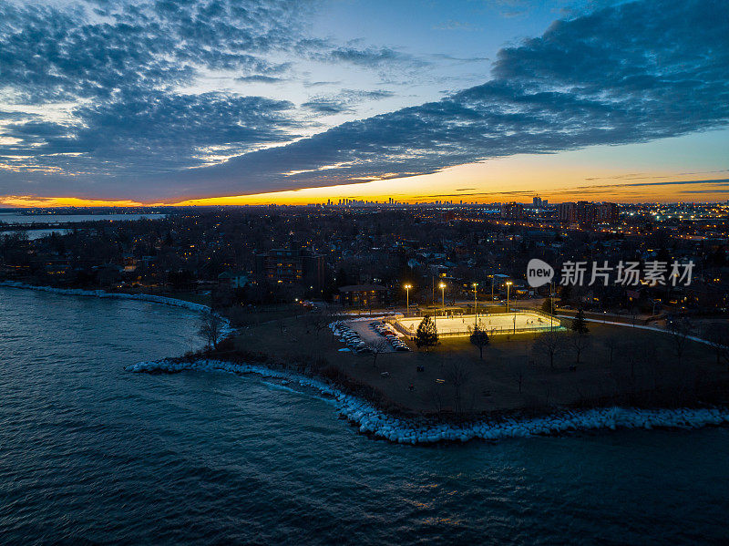 鸟瞰图，在冰雪覆盖的城市公园的运动场上空飞行。加拿大多伦多。