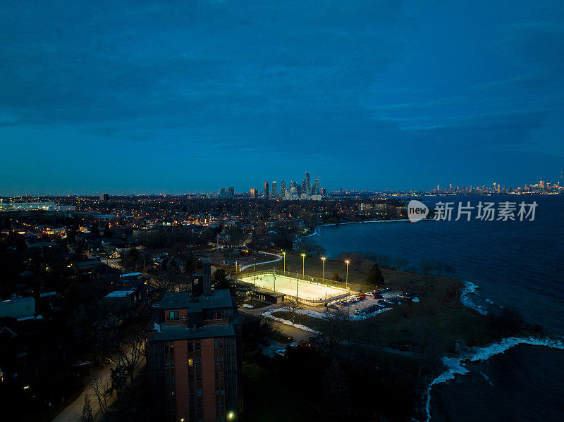 鸟瞰图，在冰雪覆盖的城市公园的运动场上空飞行。加拿大多伦多。