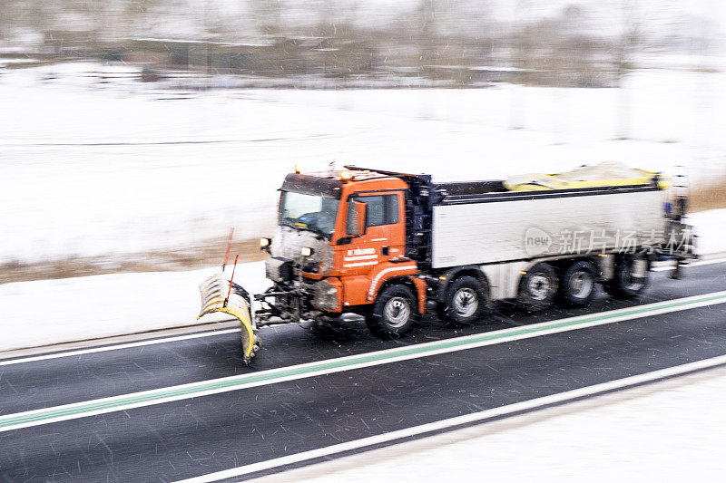 冬季服务卡车用扫雪机清理道路上的冰雪