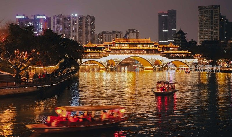 中国四川成都，游船经过著名的锦江安顺桥的夜景