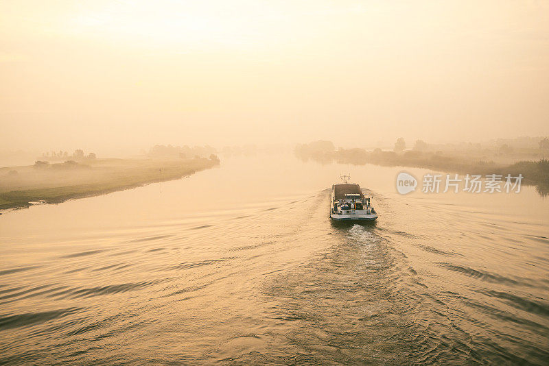 在一个美丽的秋天早晨，在伊塞尔河的日出中乘船
