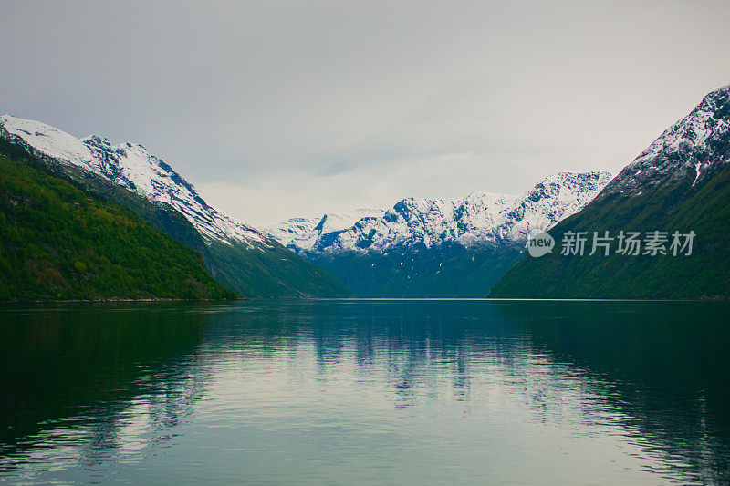 风景如画的Geiranger峡湾。挪威旅游目的地。春天的假期。美丽的北自然。去斯堪的纳维亚体验旅行。在山探险。挪威的风景。muntain雪。打破