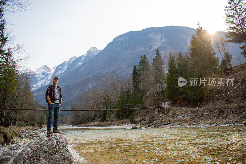 人们享受着索卡河的美景和朱利安阿尔卑斯山的景色