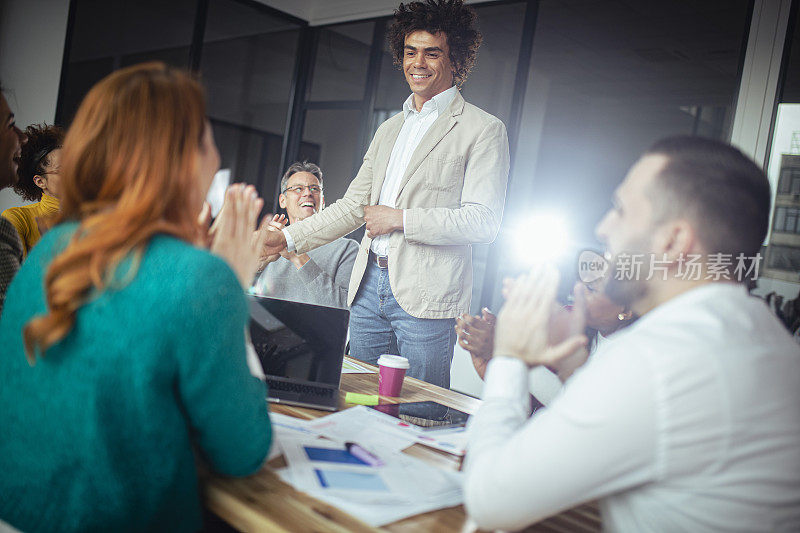 这位开朗的多种族建筑师向他的同事介绍了该项目的工作方式。