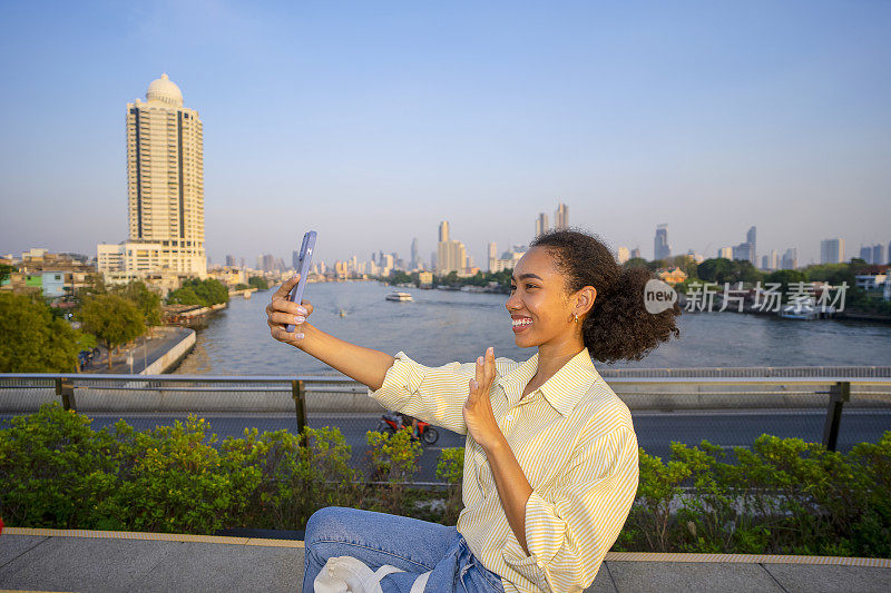 年轻女子独自旅行。