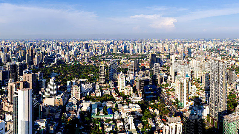 2019年4月，泰国首都曼谷——空中俯瞰曼谷城市塔，蓝天背景，泰国城市全景