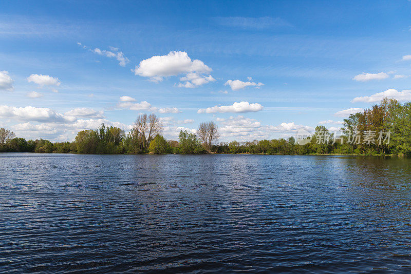 2022年4月，英格兰德比郡圣查德自然保护区，带湖的公园。