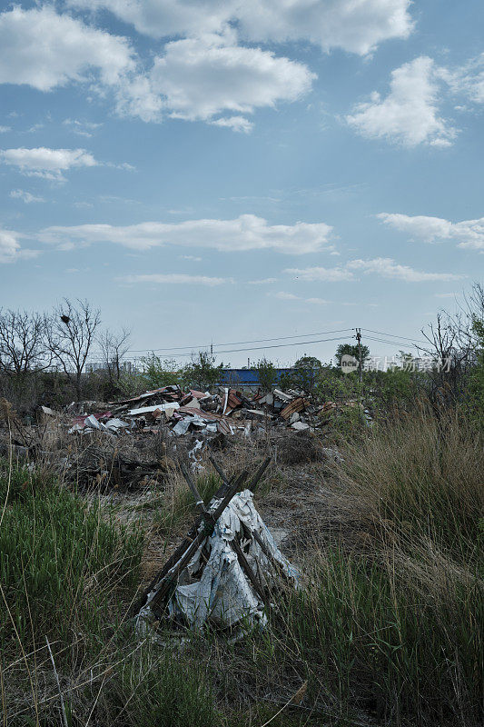 荒地上被拆毁的村庄的废墟