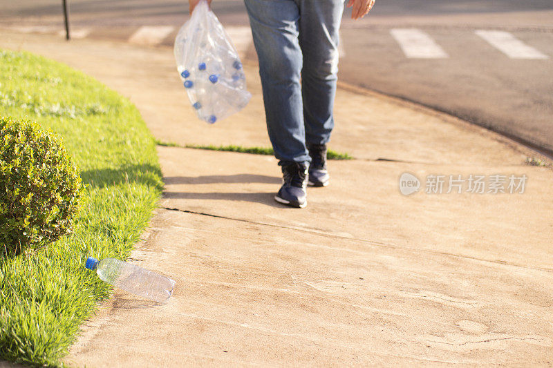 收集可回收水瓶的男子