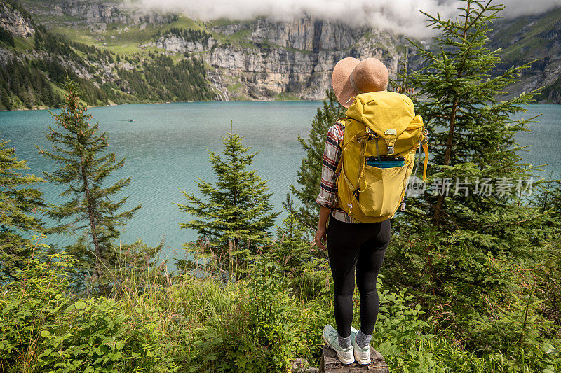 年轻女子徒步旅行在一个美丽的高山风景在夏天散步在瑞士阿尔卑斯山享受自然和户外