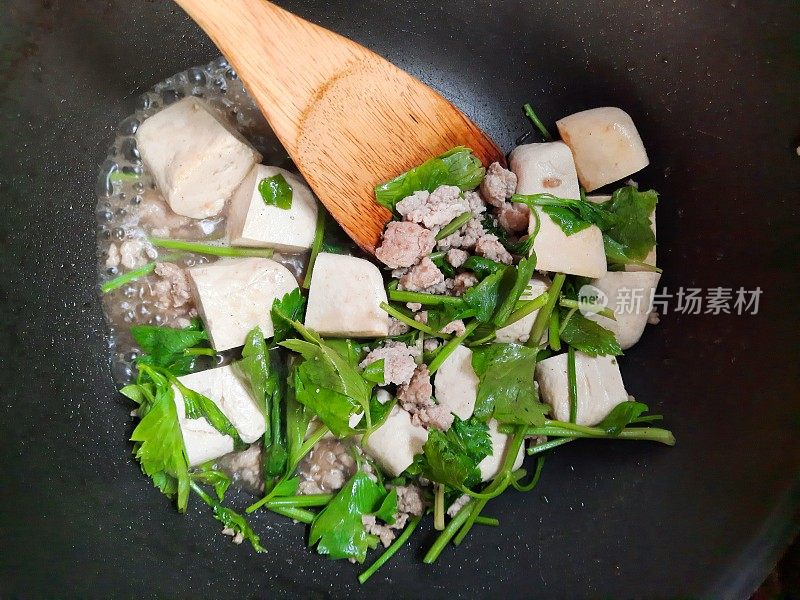 烹饪炒豆腐与猪肉末和芹菜-食品准备。