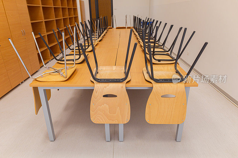 空荡荡的会议室，桌子上放着椅子